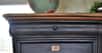 Plateau, baguette... la forme en S de la doucine offre une ligne douce et harmonieuse au mobilier. La doucine est caractéristique des meubles de style Louis-Philippe.